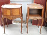deux tables en bois placées l'une à côté de l'autre