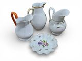 quatre pièces en porcelaine blanche ornées de fleurs