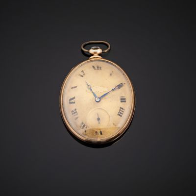 une vieille montre de poche avec des chiffres romains sur fond noir