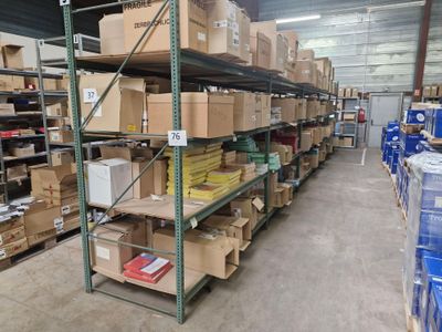 de nombreux cartons et boîtes sur les étagères de l'entrepôt