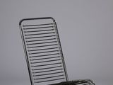 une photo d'une chaise longue en métal sur fond blanc