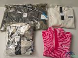une pile de vêtements posée sur une table