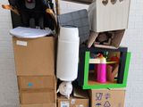 un tas de cartons et d'autres objets par terre