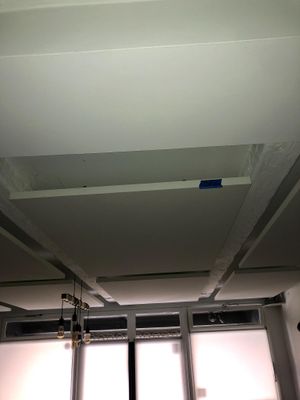 une photo d'une pièce dont le plafond a été peint en blanc
