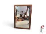 une photo d'un miroir dans lequel on voit le reflet d'une personne