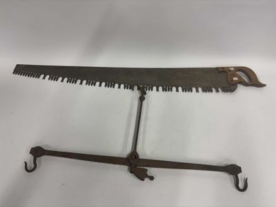 une paire d'outils à main anciens sur fond blanc