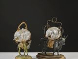 paire de figurines en bronze et en verre représentant un homme à cheval et une femme à cheval
