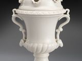 un vase blanc muni d'un couvercle
