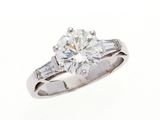 une photo d'une bague en diamant ornée de diamants taille baguette sur les côtés