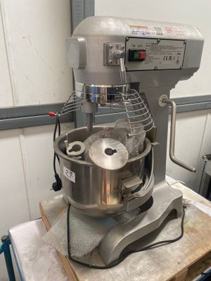 une photo d'un mixeur posé sur une table dans une cuisine