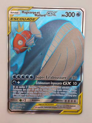 un gros plan d'une carte Pokémon sur laquelle figure un poisson