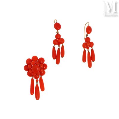 une paire de boucles d'oreilles en corail rouge et un pendentif