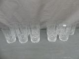 six verres sont alignés sur une table