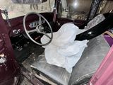 une voiture qui a été vandalisée et qui est en cours de restauration