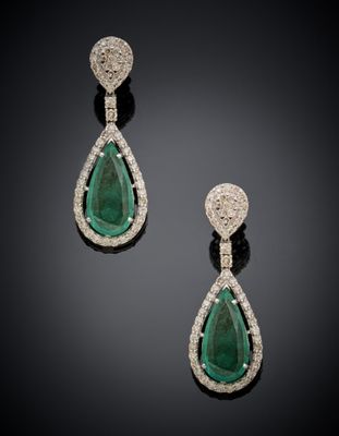 une paire de boucles d'oreilles en émeraude et diamant