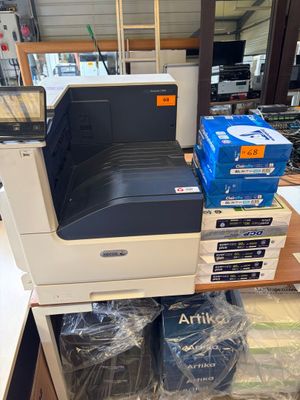 une imprimante posée sur une pile de boîtes