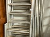 une pile d'échelles appuyées contre un mur