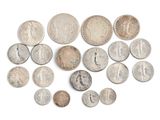 plusieurs types de pièces de monnaie sont disposés sur une surface blanche