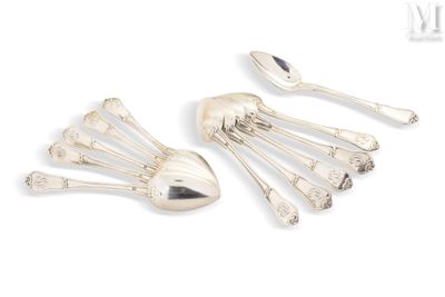cinq cuillères en argent et deux cuillères en argent sur fond blanc