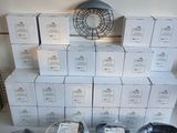 de nombreuses boîtes de nourriture posées sur une table