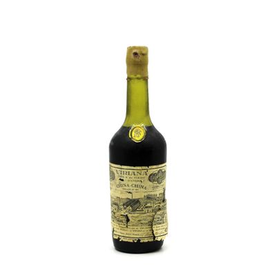 une bouteille d'huile d'olive sur fond blanc