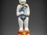 une image représentant une figurine d'un garçon dont le corps est orné de fleurs