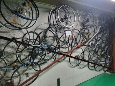 de nombreux vélos accrochés au mur d'un magasin de vélos