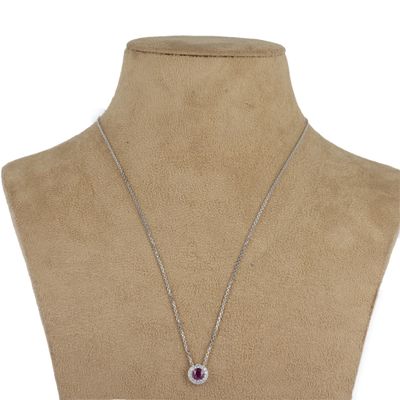 un gros plan d'un collier sur le torse d'un mannequin