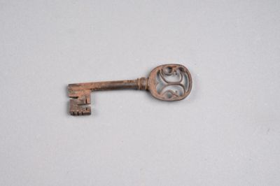une vieille clé posée sur une table