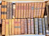 une boîte remplie de vieux livres posée sur une table