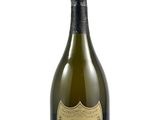 une bouteille de champagne posée sur une surface blanche