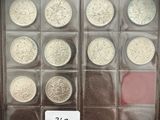 de nombreux types de pièces de monnaie dans une vitrine