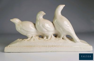 trois oiseaux perchés sur une table