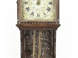 une horloge accrochée au mur à côté d'une horloge murale