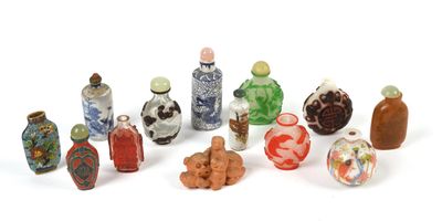 de nombreuses petites bouteilles en verre posées sur une surface blanche