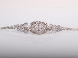 un bracelet-broche en diamants et or blanc