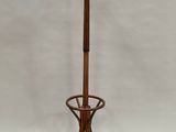 un porte-manteau en bois surmonté d'une tringle à vêtements
