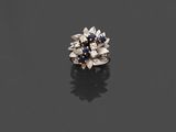 une bague à grappes de saphirs et de diamants