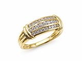 une bague en or jaune avec des diamants sur fond blanc