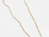 un collier de perles blanches avec un fermoir en or