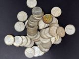 une pile de pièces de monnaie posée sur une surface noire