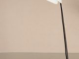 une lampe posée sur une table dans une pièce