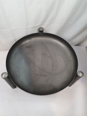 une casserole posée sur une table blanche