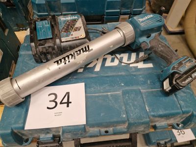 une boîte à outils bleue sur laquelle sont représentés un marteau et une perceuse