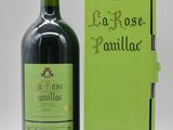 la bouteille de vin est à côté de la boîte sur la table