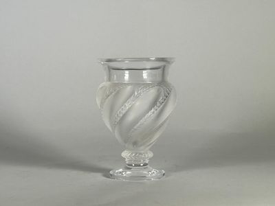 un vase en verre posé sur une table