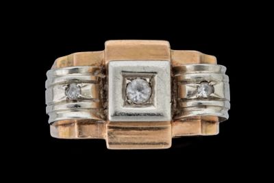 une image d'une bague en diamant sur fond noir