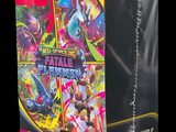 La boîte du jeu de cartes contient beaucoup de cartes.
