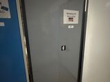 deux portes ouvertes dans une pièce