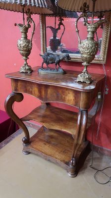 a table with a lamp and a mirror on it